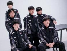 【一竞技1JingJi】LOL：LPL首支至臻全华班诞生 AL新教练打脸Tabe