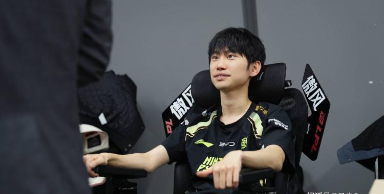 LOL换线创始人拿下首胜！赛后采访泪洒赛场，自我点评：烂到流脓