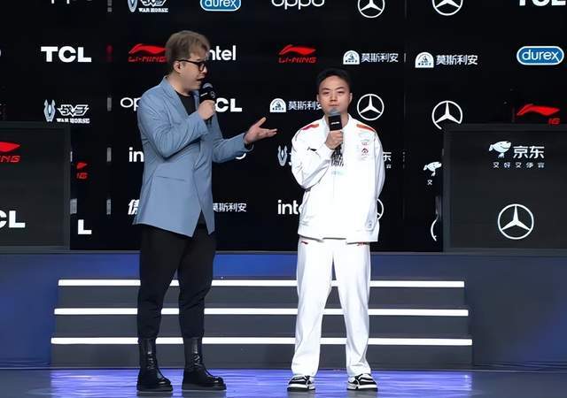 LOL世界亚军暗示退(tuì)役，賽(sài)后採(cǎi)訪(fǎng)粉丝炸锅，刚赢比賽(sài)搞隊(duì)友心态？