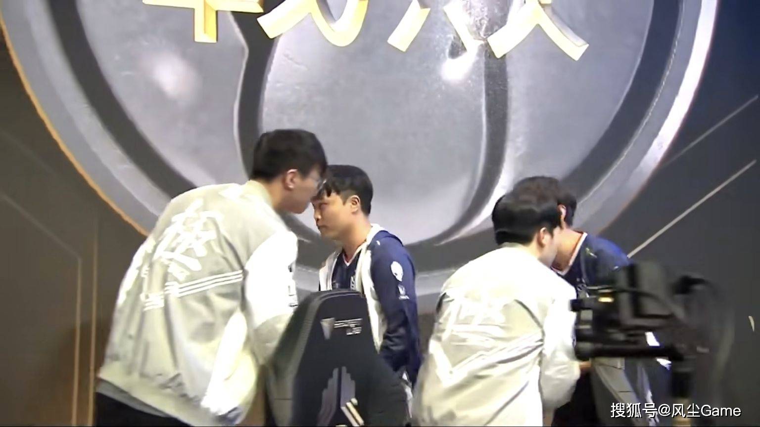 LOL傳(chuán)奇(qí)中单官宣退役！连續(xù)8年進(jìn)世(shì)界赛，巔(diān)峰期(qī)把IG打到解散(sàn)