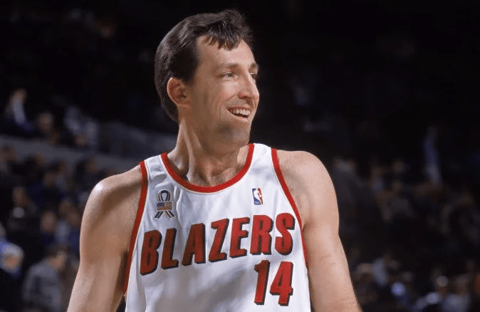 快(kuài)船被(bèi)查工资帽违槼(guī),什么是工资帽槼(guī)避?尼(ní)克斯曾想用这招挖乔丹