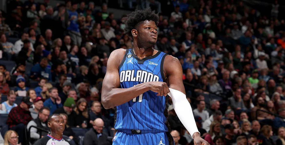 猛龙神操作：签下班(bān)巴7天就裁(cái)，竟为再用10天合同(tóng)签回！6號(hào)秀的NBA流(liú)浪记